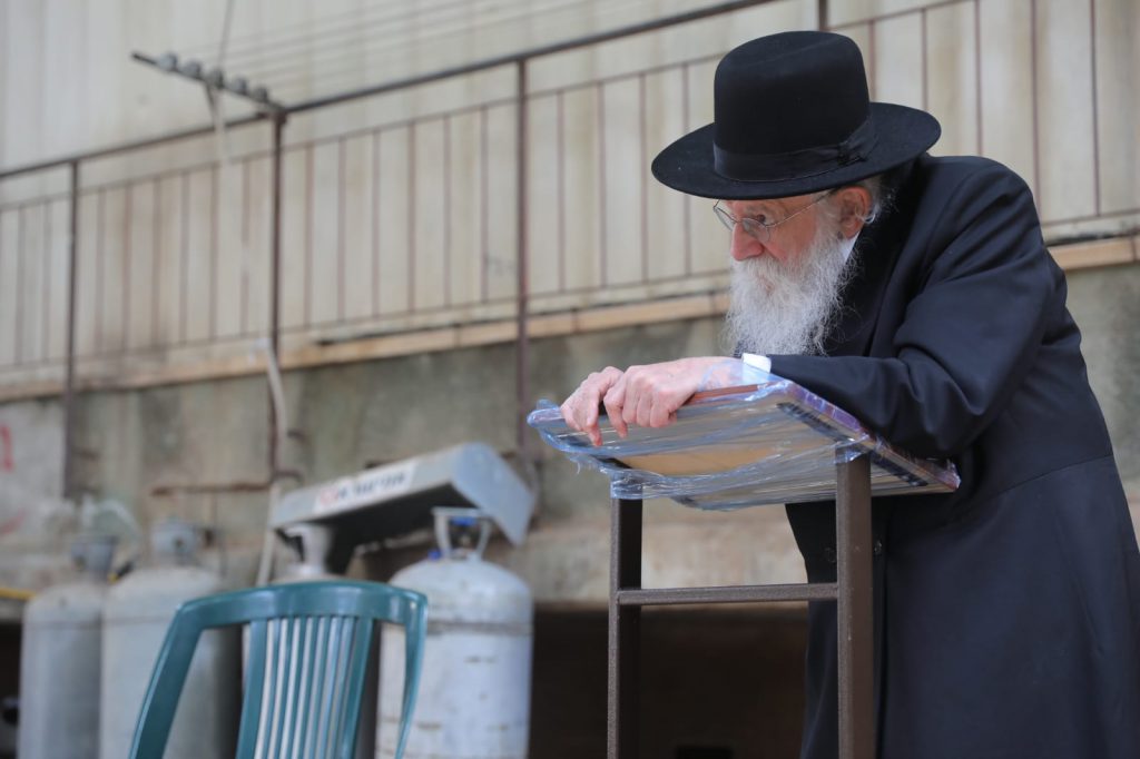 צפו: הגר"מ גריינמן שומע קריאת התורה בחצר ביתו