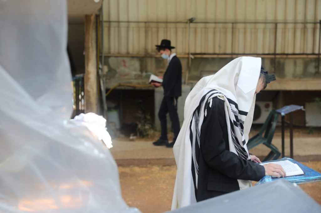 צפו: הגר"מ גריינמן שומע קריאת התורה בחצר ביתו צפו: הגר"מ גריינמן שומע קריאת התורה בחצר ביתו