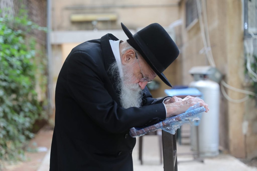 צפו: הגר"מ גריינמן שומע קריאת התורה בחצר ביתו