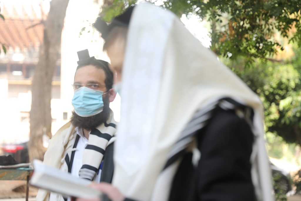 צפו: הגר"מ גריינמן שומע קריאת התורה בחצר ביתו צפו: הגר"מ גריינמן שומע קריאת התורה בחצר ביתו
