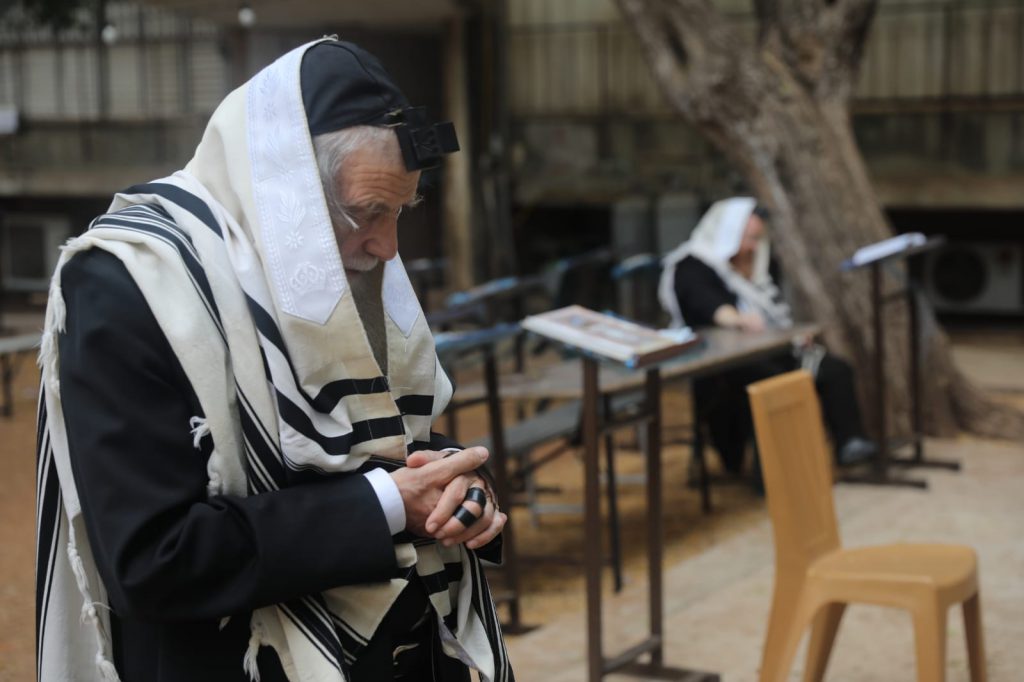 צפו: הגר"מ גריינמן שומע קריאת התורה בחצר ביתו