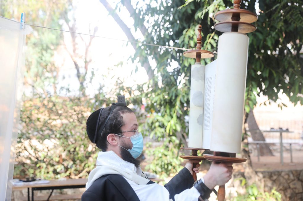 צפו: הגר"מ גריינמן שומע קריאת התורה בחצר ביתו צפו: הגר"מ גריינמן שומע קריאת התורה בחצר ביתו