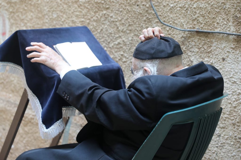 צפו: הגר"מ גריינמן שומע קריאת התורה בחצר ביתו צפו: הגר"מ גריינמן שומע קריאת התורה בחצר ביתו