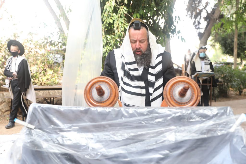 צפו: הגר"מ גריינמן שומע קריאת התורה בחצר ביתו צפו: הגר"מ גריינמן שומע קריאת התורה בחצר ביתו