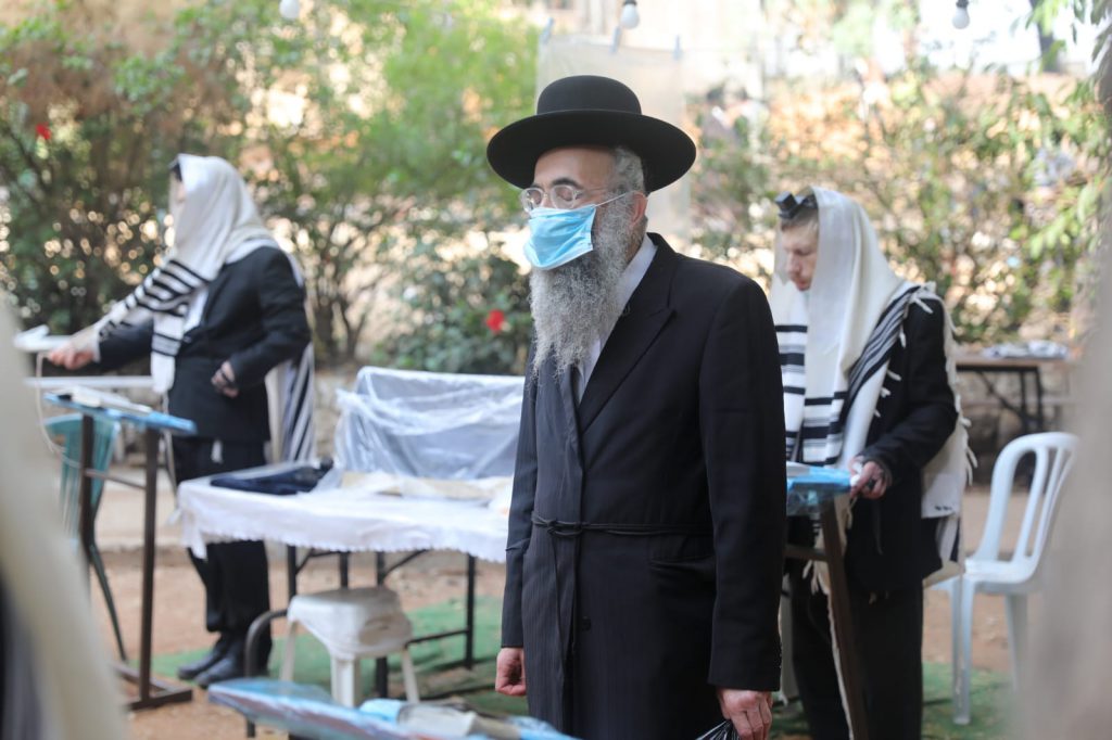 צפו: הגר"מ גריינמן שומע קריאת התורה בחצר ביתו צפו: הגר"מ גריינמן שומע קריאת התורה בחצר ביתו