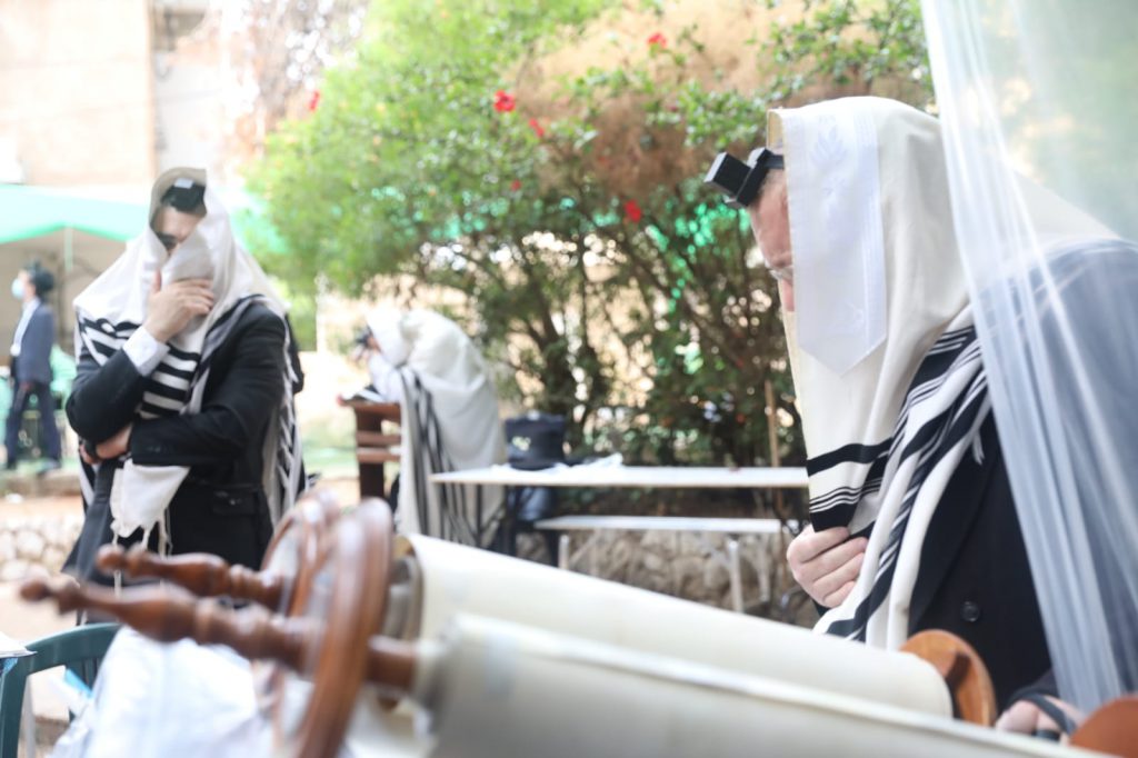צפו: הגר"מ גריינמן שומע קריאת התורה בחצר ביתו צפו: הגר"מ גריינמן שומע קריאת התורה בחצר ביתו