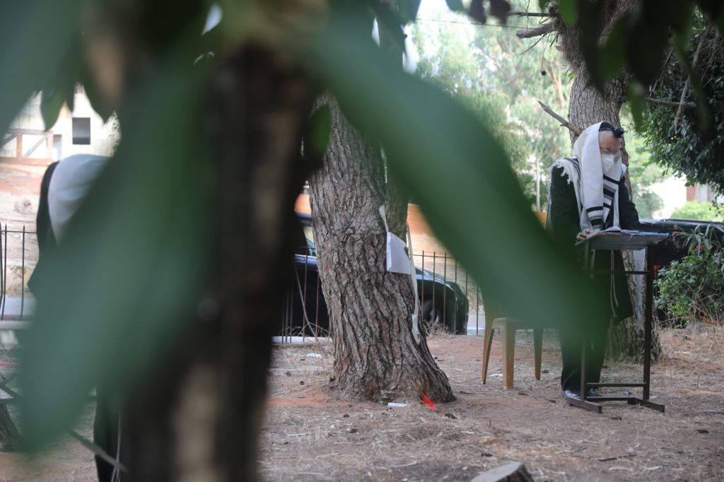 צפו: הגר"מ גריינמן שומע קריאת התורה בחצר ביתו