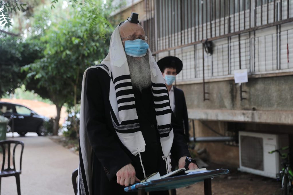 צפו: הגר"מ גריינמן שומע קריאת התורה בחצר ביתו