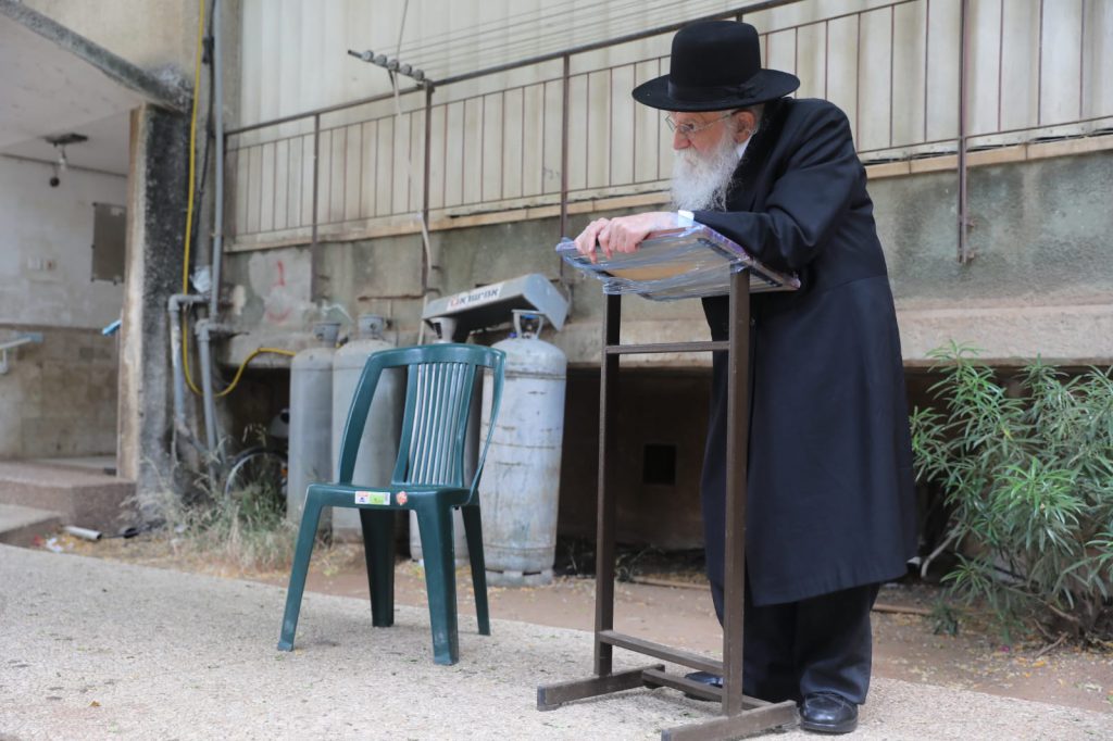 צפו: הגר"מ גריינמן שומע קריאת התורה בחצר ביתו