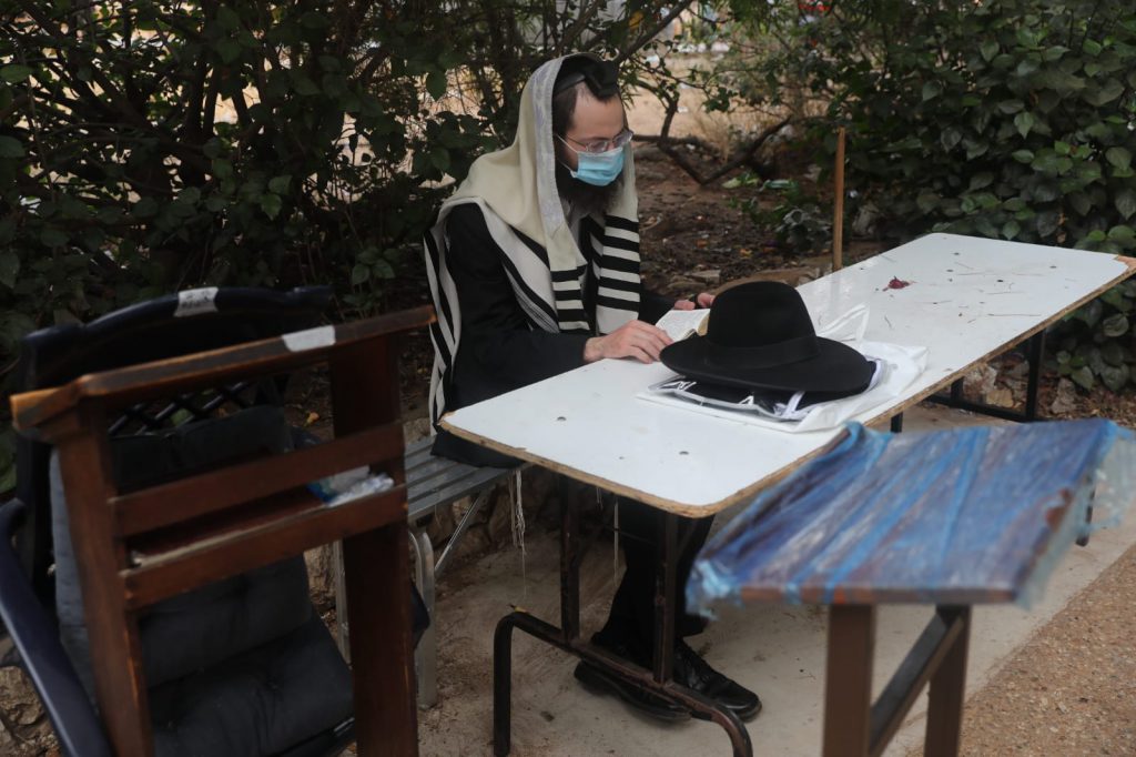 צפו: הגר"מ גריינמן שומע קריאת התורה בחצר ביתו צפו: הגר"מ גריינמן שומע קריאת התורה בחצר ביתו