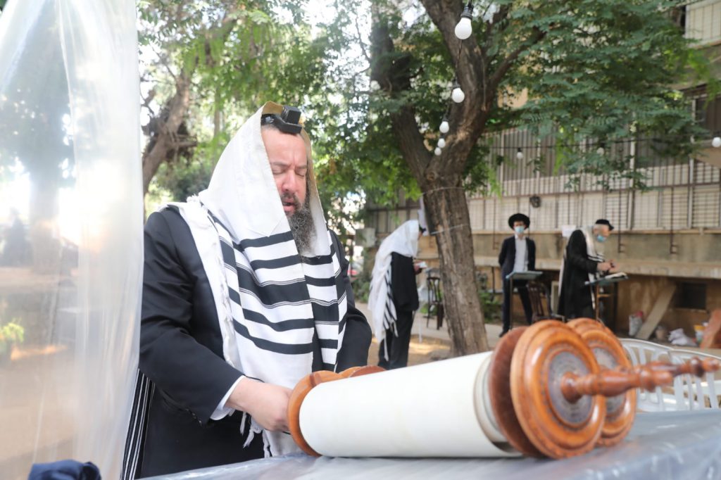 צפו: הגר"מ גריינמן שומע קריאת התורה בחצר ביתו צפו: הגר"מ גריינמן שומע קריאת התורה בחצר ביתו