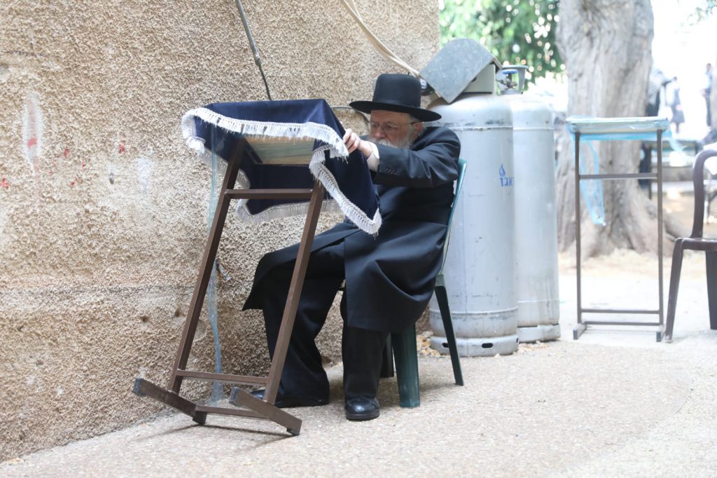 צפו: הגר"מ גריינמן שומע קריאת התורה בחצר ביתו