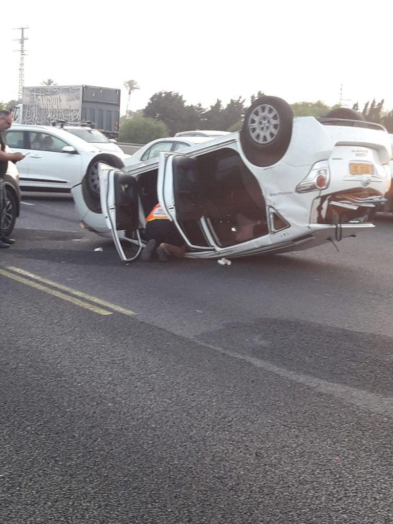 צוותי כבאות והצלה חילצו לפני זמן קצר לכוד בתאונת דרכים בכביש 2 סמוך לווינגייט
