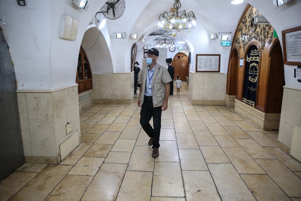 תיעוד מיוחד ממירון: השוטרים מיישמים את ההנחיות