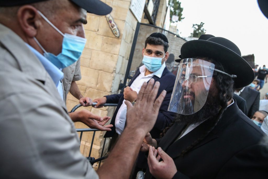 תיעוד מיוחד ממירון: השוטרים מיישמים את ההנחיות