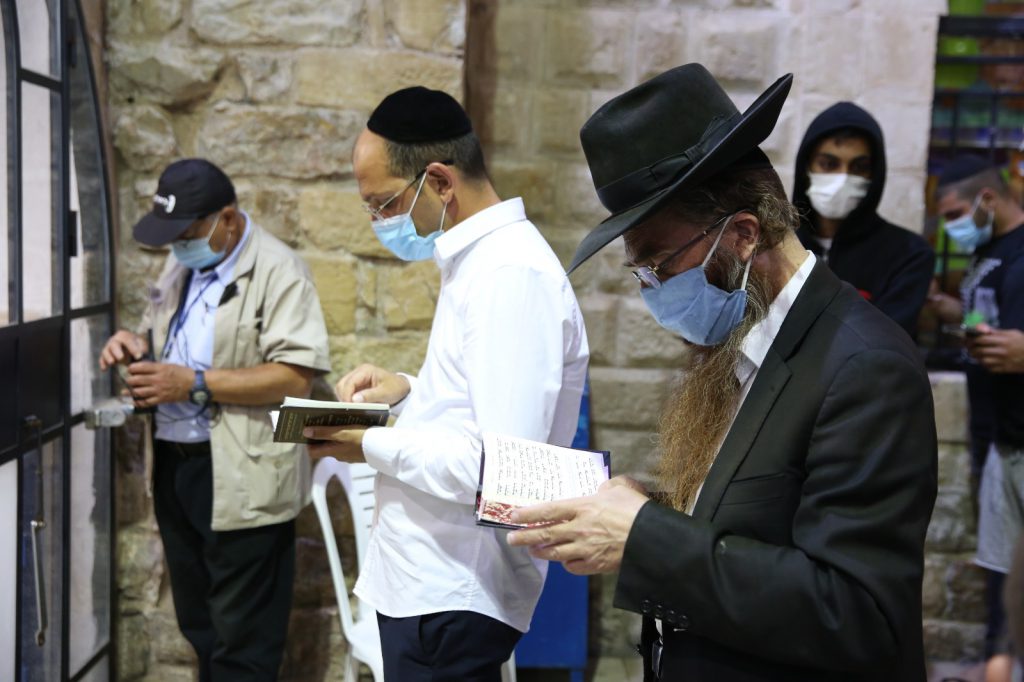 תיעוד מיוחד ממירון: השוטרים מיישמים את ההנחיות