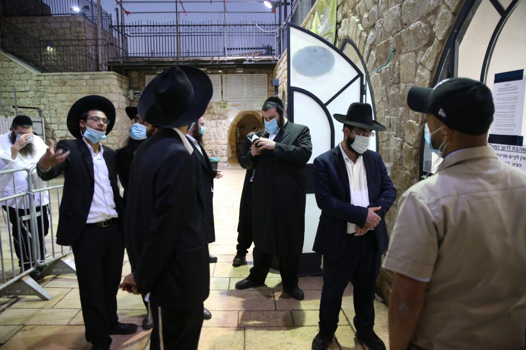 תיעוד מיוחד ממירון: השוטרים מיישמים את ההנחיות