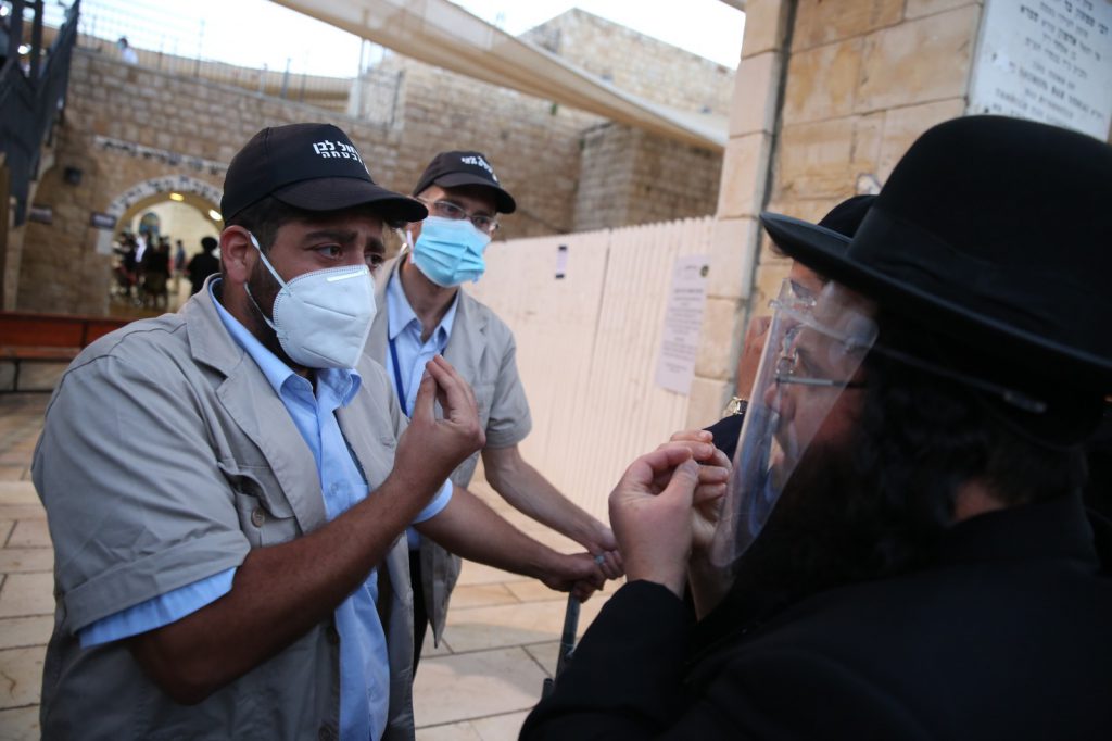 תיעוד מיוחד ממירון: השוטרים מיישמים את ההנחיות