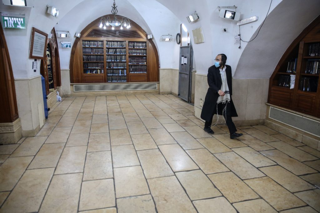 תיעוד מיוחד ממירון: השוטרים מיישמים את ההנחיות