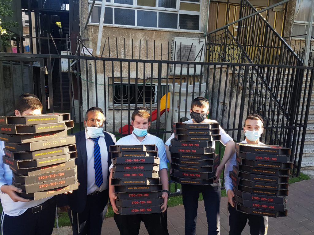 תיעוד: 2080 מגשי פיצות חולקו חינם על ידי העירייה