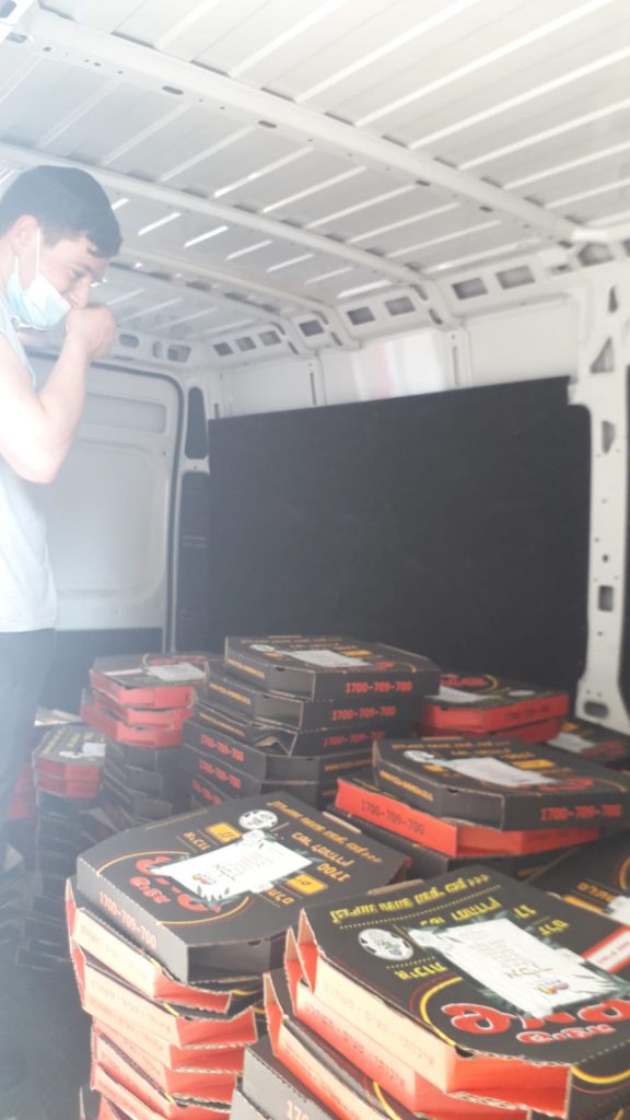 תיעוד: 2080 מגשי פיצות חולקו חינם על ידי העירייה