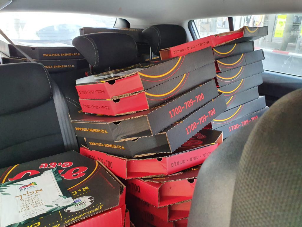 תיעוד: 2080 מגשי פיצות חולקו חינם על ידי העירייה