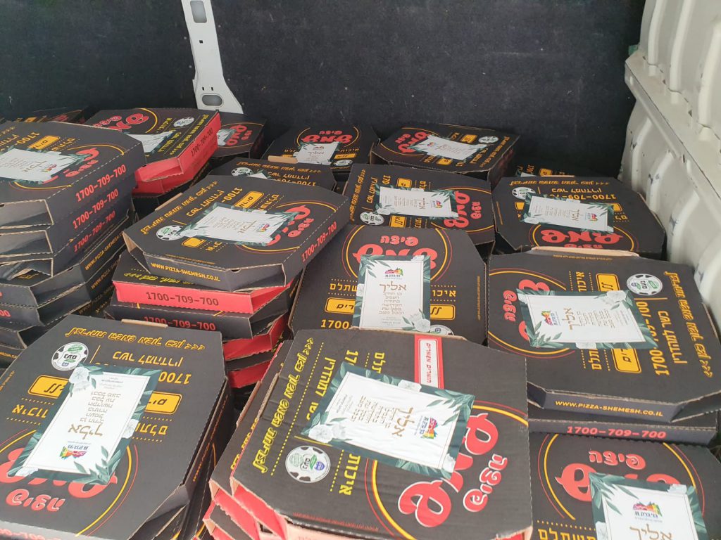 תיעוד: 2080 מגשי פיצות חולקו חינם על ידי העירייה