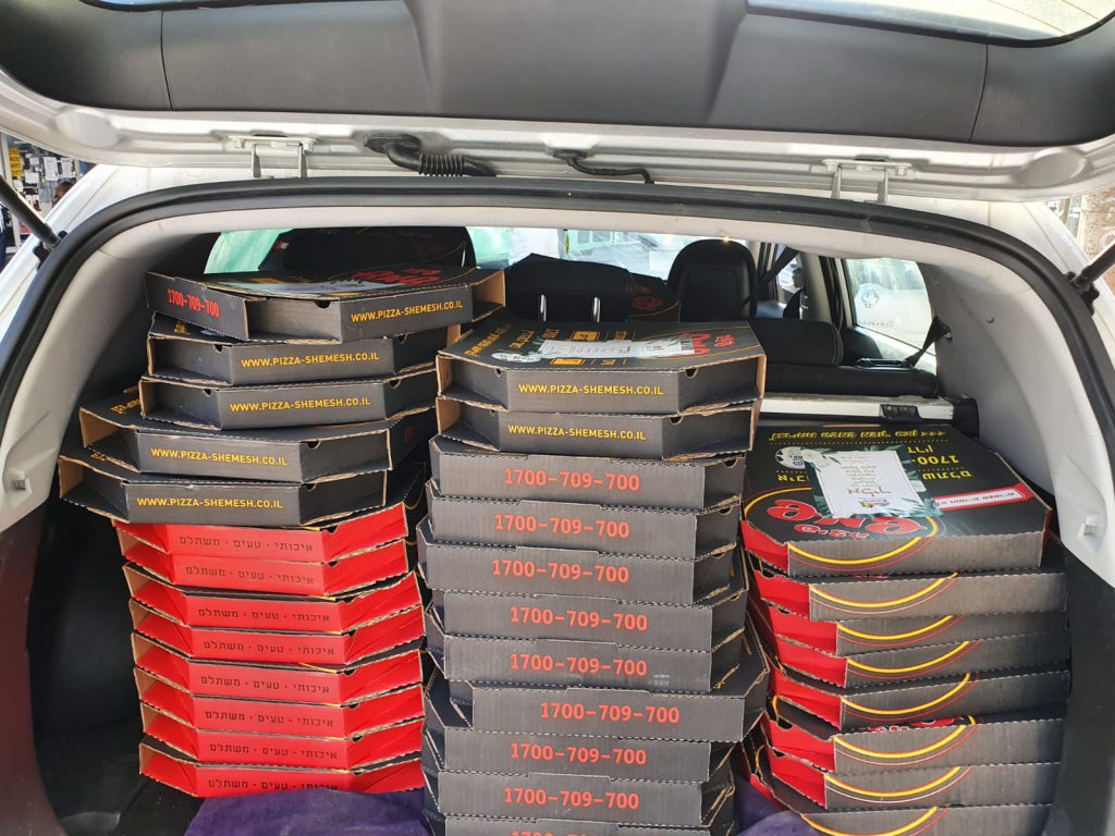 תיעוד: 2080 מגשי פיצות חולקו חינם על ידי העירייה