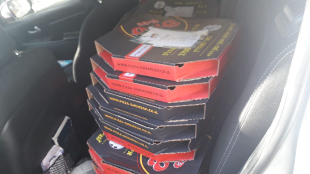תיעוד: 2080 מגשי פיצות חולקו חינם על ידי העירייה