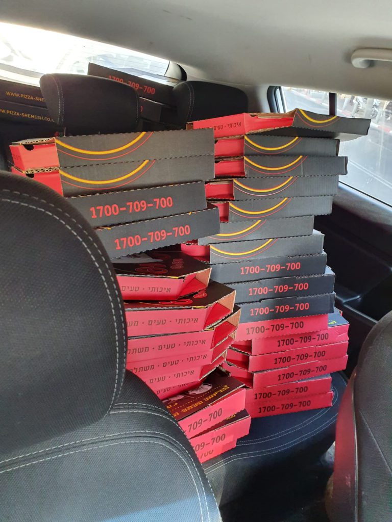 תיעוד: 2080 מגשי פיצות חולקו חינם על ידי העירייה