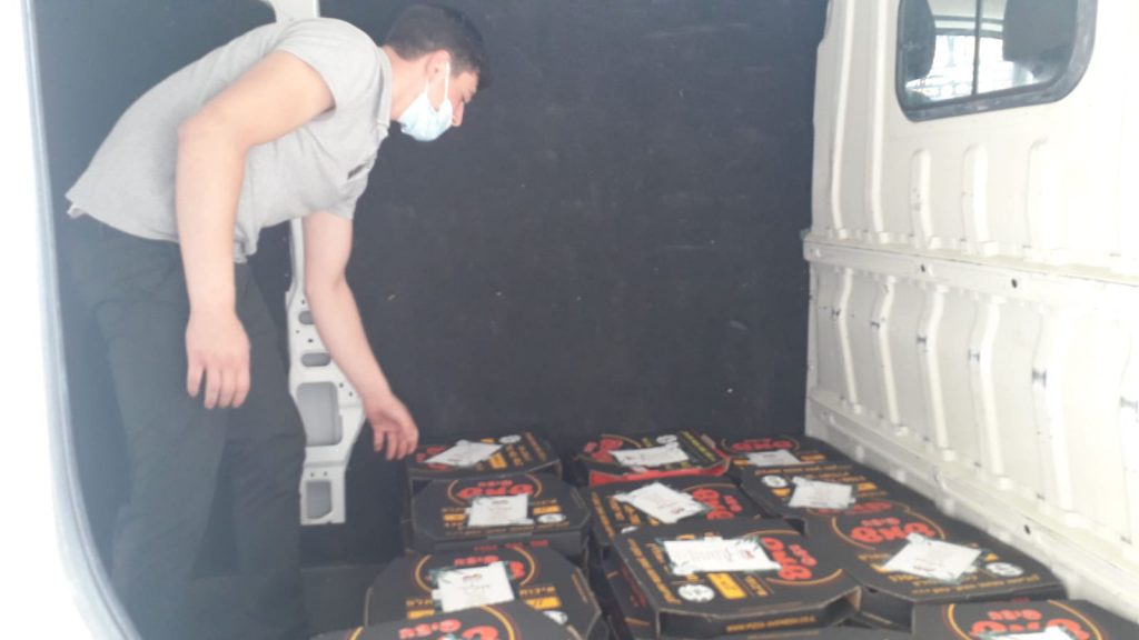 תיעוד: 2080 מגשי פיצות חולקו חינם על ידי העירייה