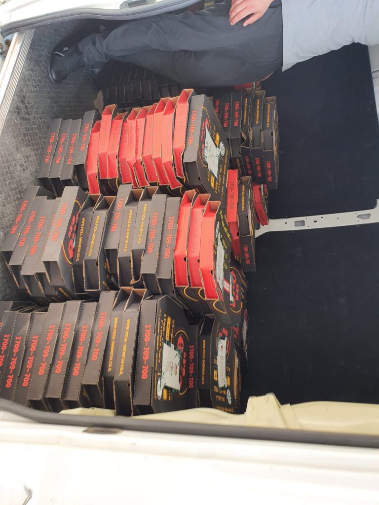 תיעוד: 2080 מגשי פיצות חולקו חינם על ידי העירייה