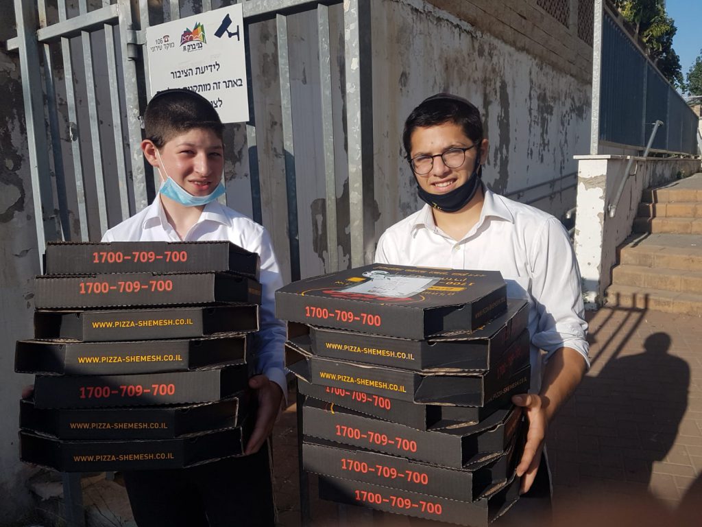 תיעוד: 2080 מגשי פיצות חולקו חינם על ידי העירייה