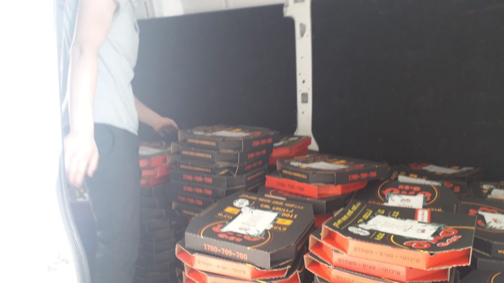 תיעוד: 2080 מגשי פיצות חולקו חינם על ידי העירייה