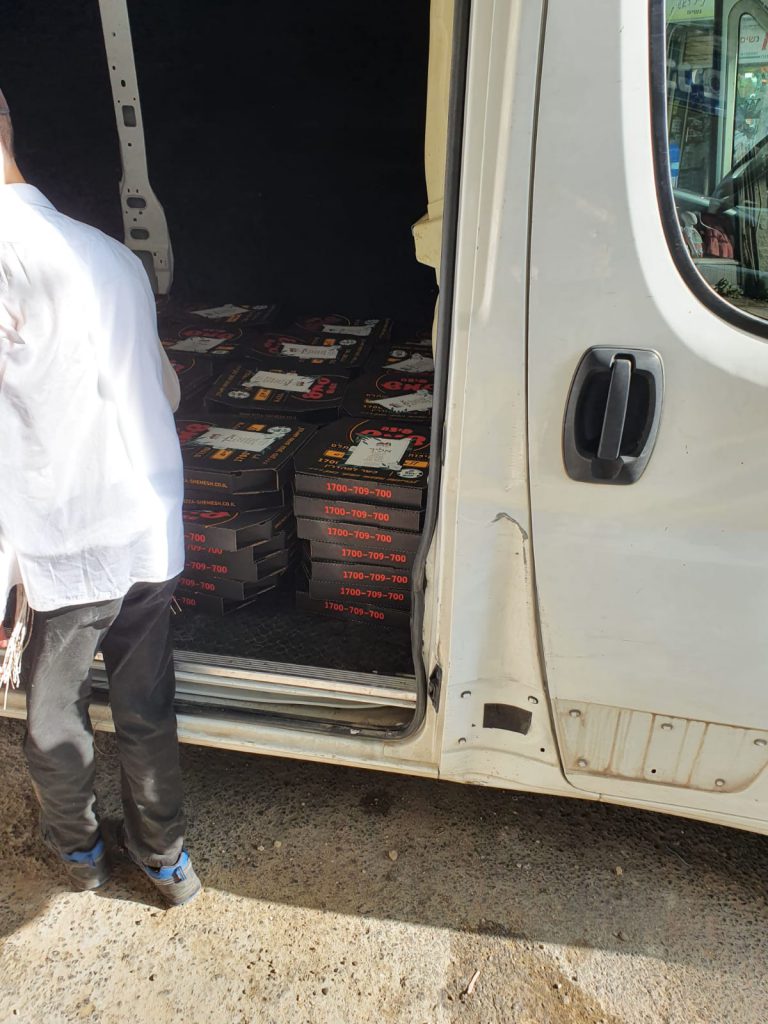 תיעוד: 2080 מגשי פיצות חולקו חינם על ידי העירייה