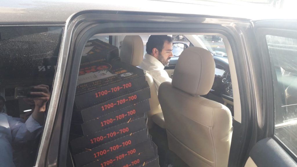 תיעוד: 2080 מגשי פיצות חולקו חינם על ידי העירייה