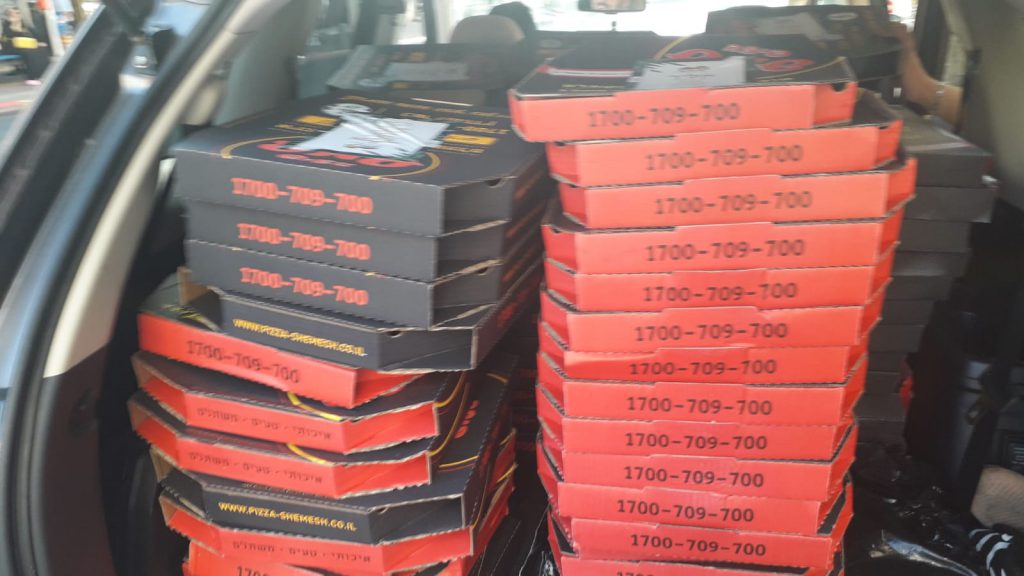 תיעוד: 2080 מגשי פיצות חולקו חינם על ידי העירייה