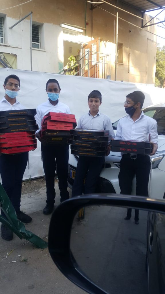 תיעוד: 2080 מגשי פיצות חולקו חינם על ידי העירייה