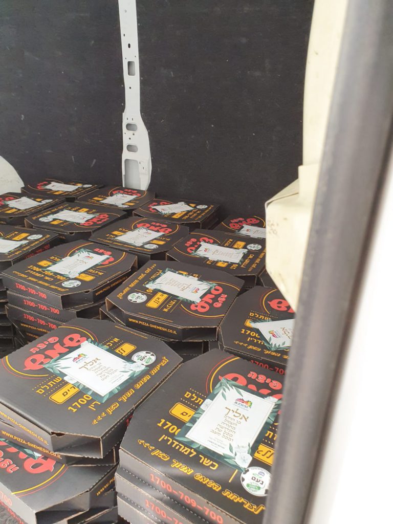 תיעוד: 2080 מגשי פיצות חולקו חינם על ידי העירייה