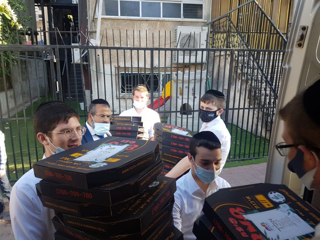 תיעוד: 2080 מגשי פיצות חולקו חינם על ידי העירייה