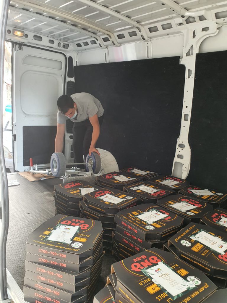 תיעוד: 2080 מגשי פיצות חולקו חינם על ידי העירייה