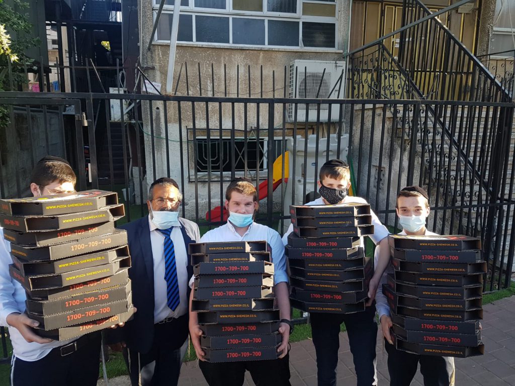 תיעוד: 2080 מגשי פיצות חולקו חינם על ידי העירייה