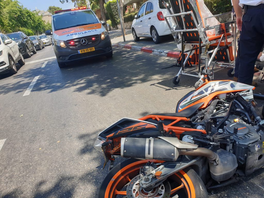 הולכת רגל כבת 30 נפצעה בינוני בתאונה ברחוב ירושלים בבת ים