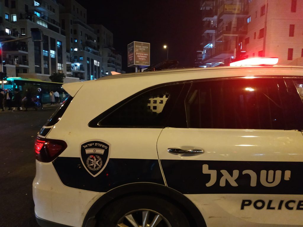 צפו: לתושבי קרית בעלזא נמאס מהסגר והחלו לפרוץ מחסומים