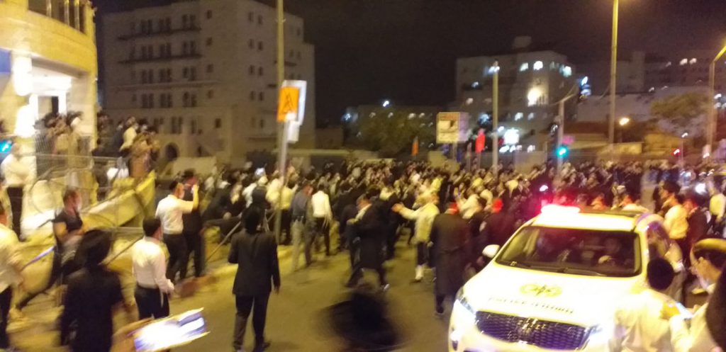 צפו: לתושבי קרית בעלזא נמאס מהסגר והחלו לפרוץ מחסומים