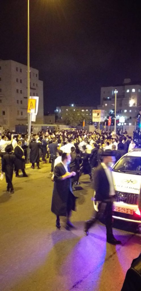 צפו: לתושבי קרית בעלזא נמאס מהסגר והחלו לפרוץ מחסומים