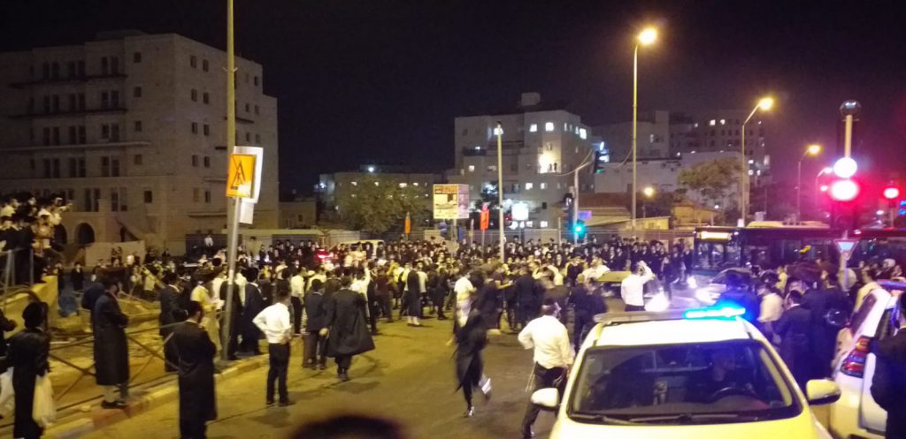 צפו: לתושבי קרית בעלזא נמאס מהסגר והחלו לפרוץ מחסומים