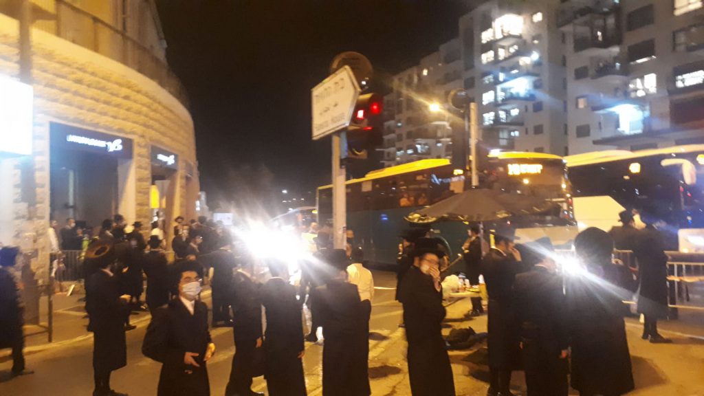 צפו: לתושבי קרית בעלזא נמאס מהסגר והחלו לפרוץ מחסומים