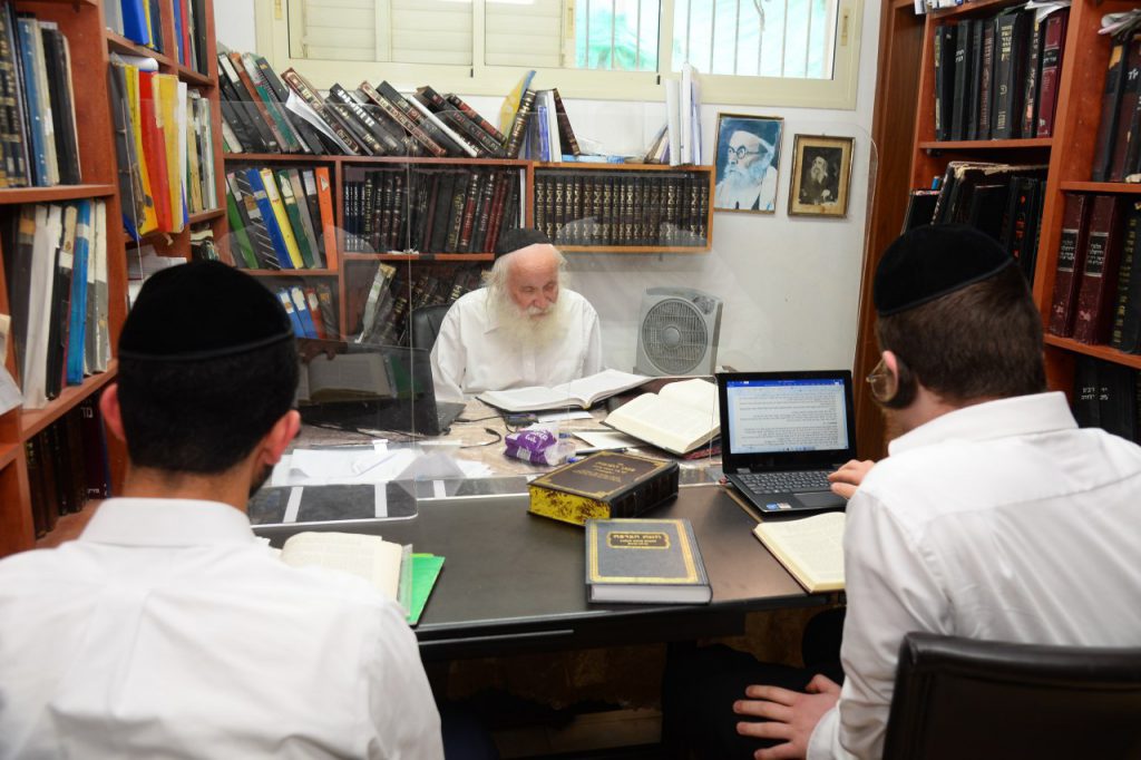 תיעוד: במעונו של הגר"י סילמן חנכו את "מוקד החינוך" • גלריה