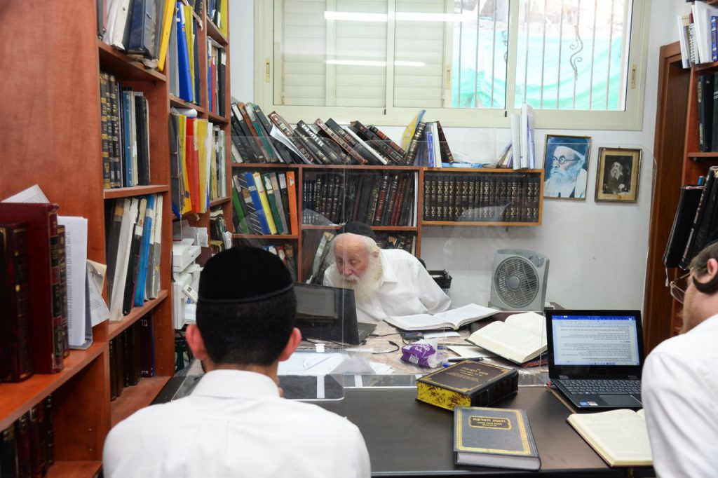 תיעוד: במעונו של הגר"י סילמן חנכו את "מוקד החינוך" • גלריה